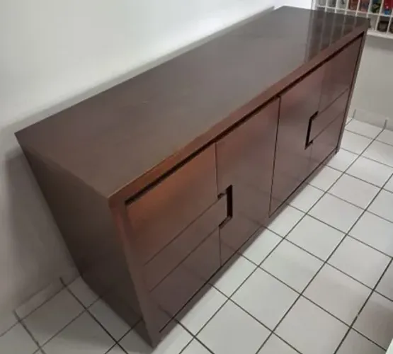 Buffet sala de jantar em MDF - cor amadeirada escura (adquirido na loja Officina Design)