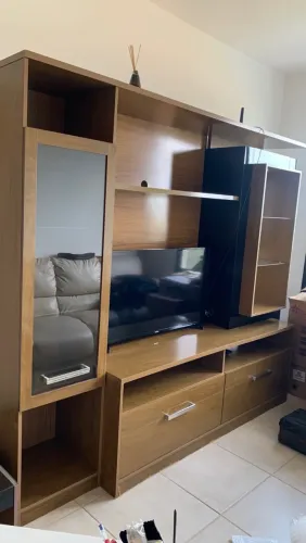 Estante MDF, marcas de uso, 2,0x1,80cm. Mesa de centro com tampo de vidro, marcas de uso.