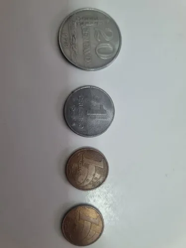 Moeda de 20 centavos, 1 centavo, 1 centavo e 1 cruzeiro