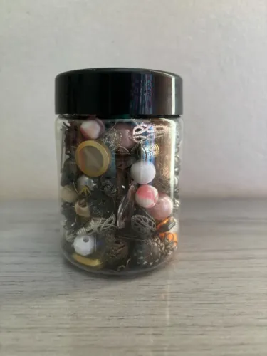 Potinho com peças para artesanato 2.