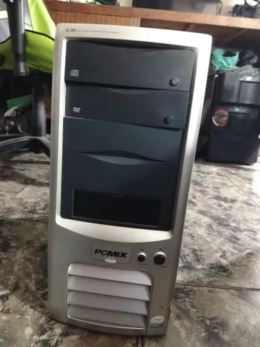 Computador simples só o gabinete completo mas está desligado