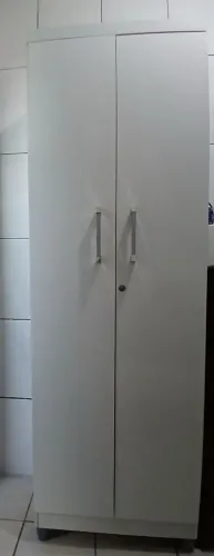 Armário multiuso 2 portas e 6 prateleiras.