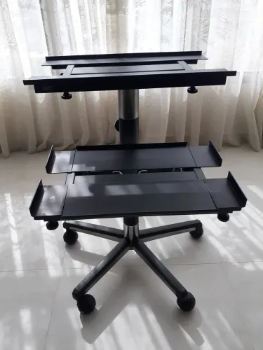 Mesa metálica Flexform com rodas