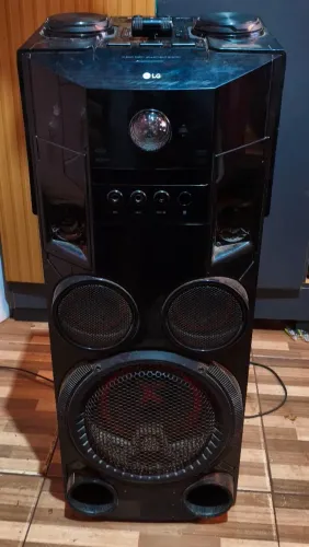 Caixa de som amplificada da LG Via bluetooth