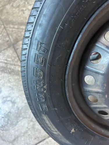 Roda e pneu aro 13 Fiat em excelente estado
