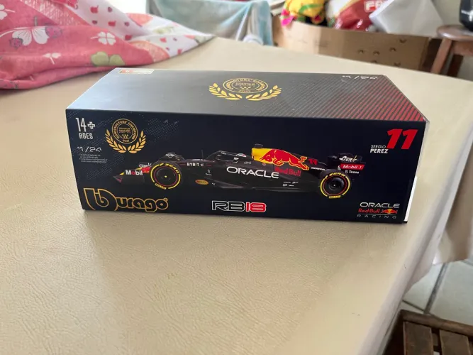 Carro Red bull Perez 1/24 Bburago