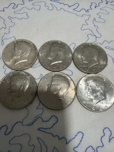 Vendo 6 moedas de half dollar sendo uma de prata de 1966