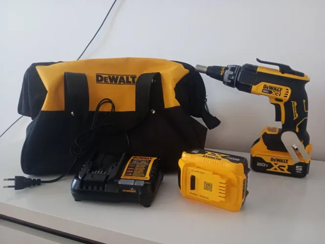 Kit de parafusadeira Dewalt DCF630 com baterias Dewalt 5ah carregador e bolsa