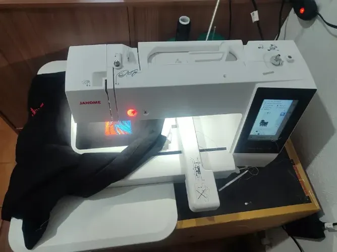 Máquina De Bordar Janome Memory Craft 500e (Semi novo)