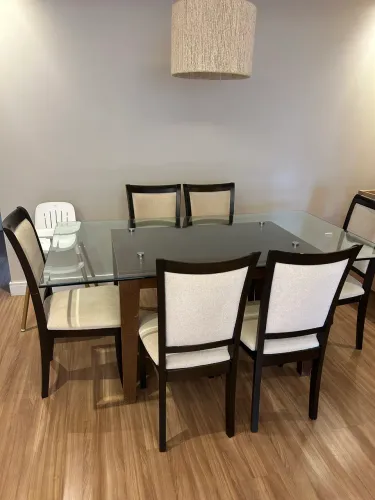 Mesa e cadeiras de jantar