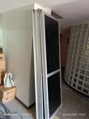 Porta de correr de alumínio com 4 folhas