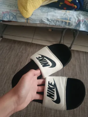 Chinelo slide Nike preto e branco 