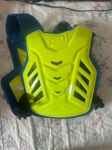 Colete e joelheira para trilha