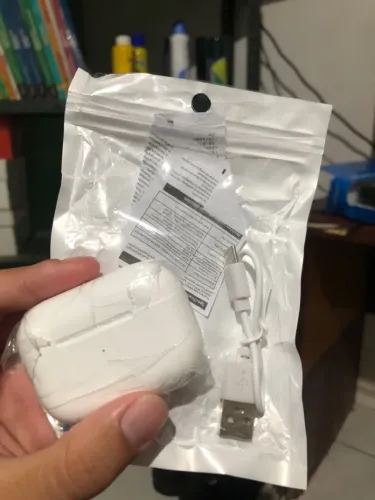 AirPods Pro (estilo TWS / i12 Pro) com caixa de carregamento e sensor ao toque.