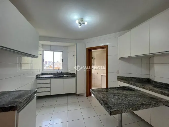 Apartamento semi mobiliado para locação com 3 quartos sendo 1 suíte por R$3100,00 na Rua S