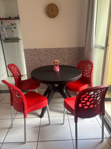 Conjunto de Mesa e 4 cadeiras mto conservado!!!