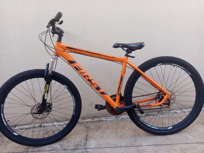 Linda bicicleta seminova, aro 29 em perfeito estado pneus novos