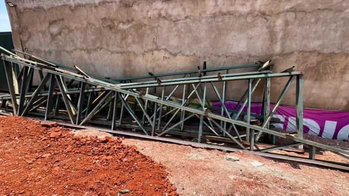 Tesoura e estrutura metálica 