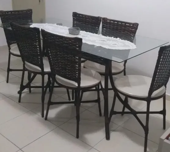 Vende-se Mesa de jantar  com 6 cadeiras novissima