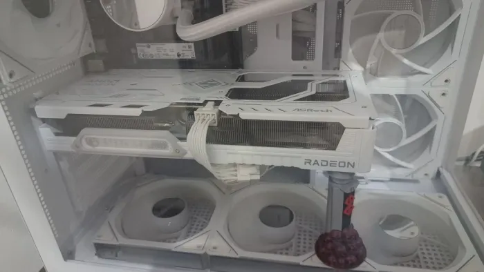 RX 9060XT 16GB triplefan branca