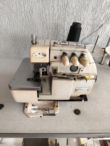 Máquina Overloque Yamata