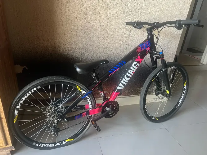 Bicicleta vikingx preta com roxa e rosa