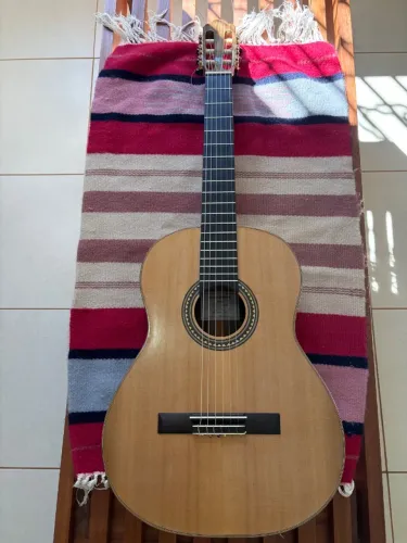 Violão clássico em cedro canadense 
