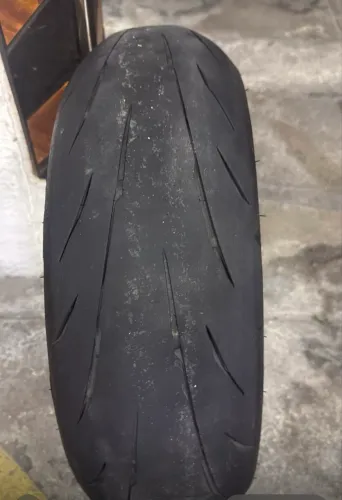 Par de pneus de moto estava em uma Z900