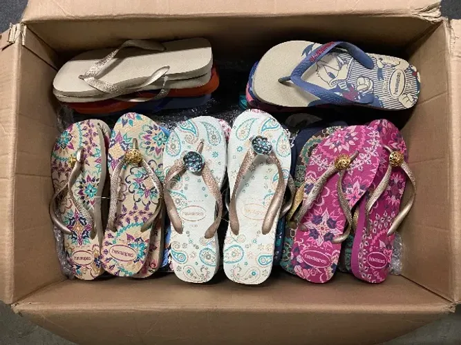 CAIXA COM 100 HAVAIANAS EM DIVERSOS MODELOS E CORES SOMENTE NO TAMANHO 39-40
