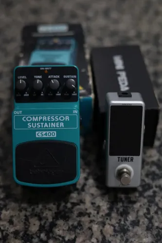 Pedais de guitarra Behringer CS400 + Afinador Rowin LT-910