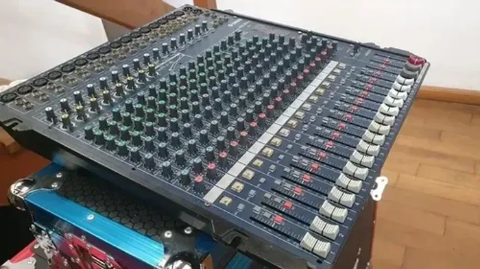 Mesa de som Yamaha 