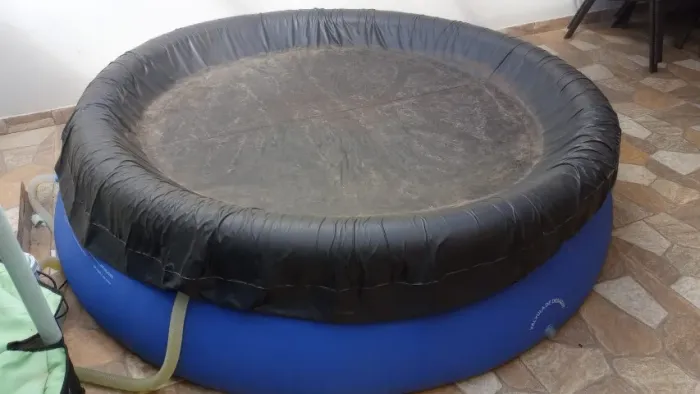 piscina de 2500LTS com filtro e bomba para limpeza semi nova