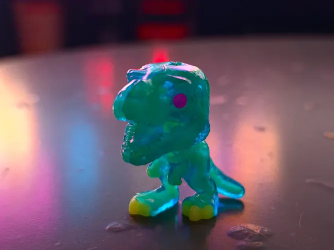 Kinder Joy Dinossauro Brilha no escuro