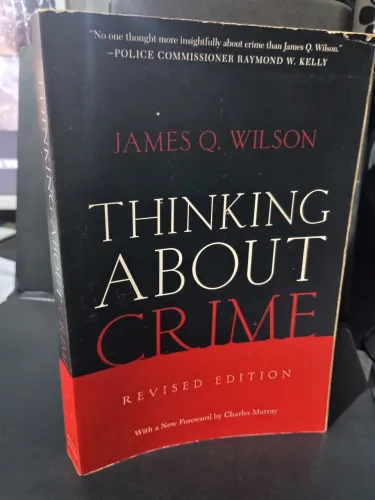 livro da imagem é o clássico "Thinking About Crime"