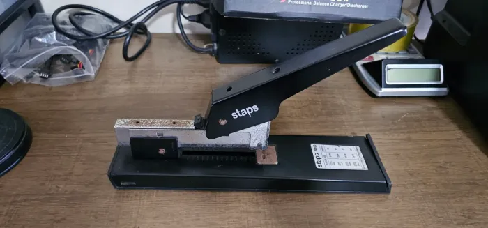 Grampeador Profissional de Mesa Staps G100