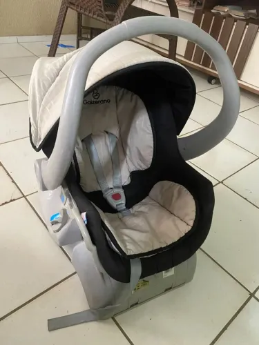 Bebê cBebê Conforto Galzerano com Base para Carro - Conservado!