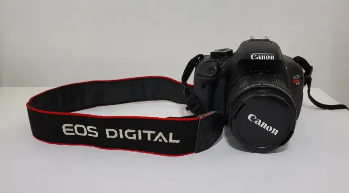 Canon EOS Rebel T3i + Lente 18-55mm + Bolsa Mikonos + Cartão 8 GB