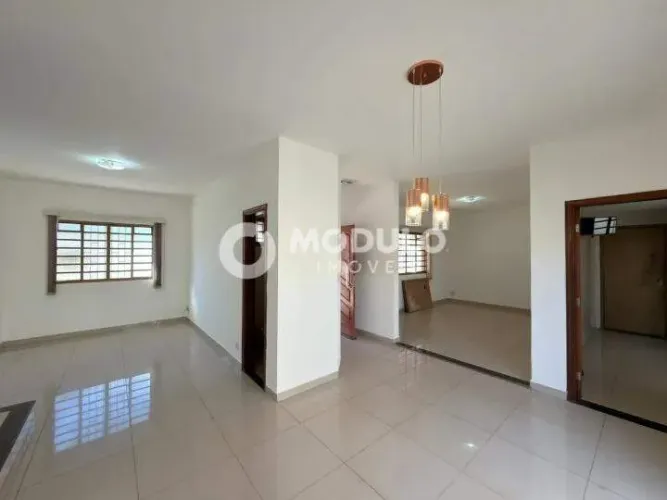Casa residencial disponível para locação no bairro Vigilato Pereira.