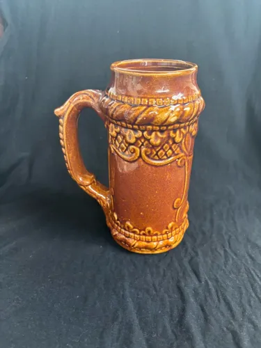 Caneca de Chopp / Vinho Antiga em Cerâmica Rústica Trabalhada