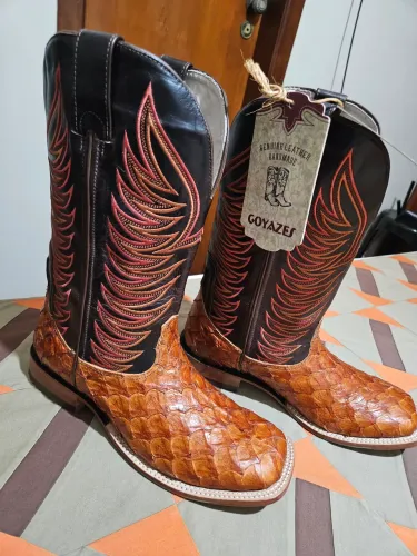 Bota country Goyazes masculina couro exótico Pirarucu nova nunca usada bico quadrado tam40