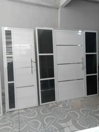 PORTAS SALA, COZINHA, VARANDA,BANHEIRO, PORTIOLAS EM ALUMINIO.