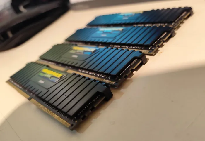 Memória kit 4x4 16Gb MHz 2666 Corsair