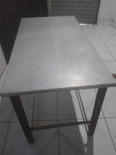 Vendo uma mesa de madeira coberta com alumínio mesa muito boa pra produção de pão e salg