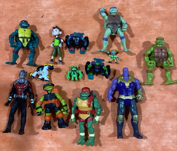 Desapego Kit 13 Bonecos Figuras De Ação - Marvel, TMNT E Ben 10 (Lote)