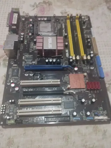 Placa mãe  Asus com processador core 2 quad, não sei se funciona 
