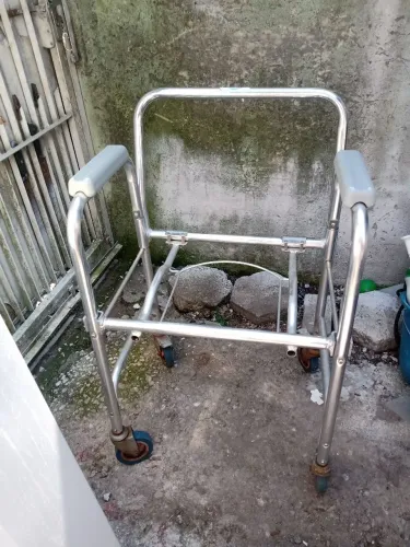 Cadeira de banho com rodinha