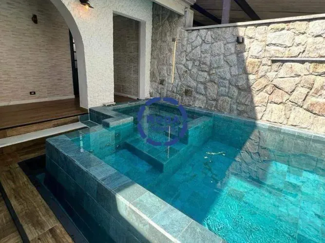 Casa para locação 265m² | 4 Dormitórios (2 Suítes) | Piscina com Hidro | 2 Vagas Santos/