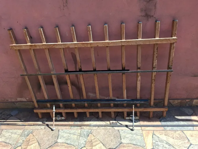 Portão metalon com trilho roldana e chumbador