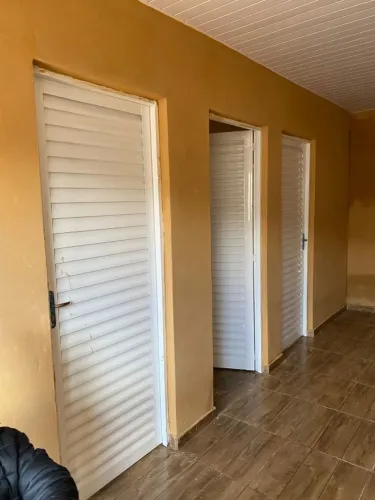 alugo casa com dois quartos sala e cozinha conjugada e banheiro