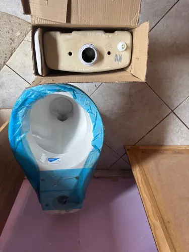 Vaso sanitário novo com caixa de descarga